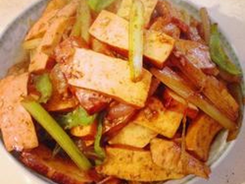 芹菜香干炒肉！