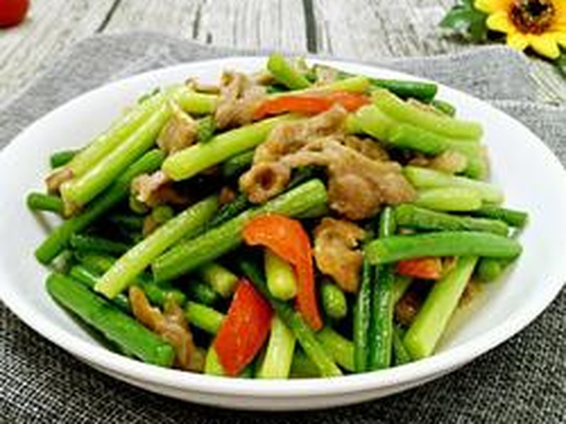 蒜苔炒鸭片