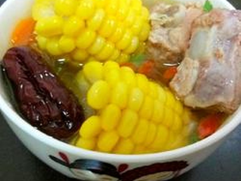 胡萝卜玉米排骨汤