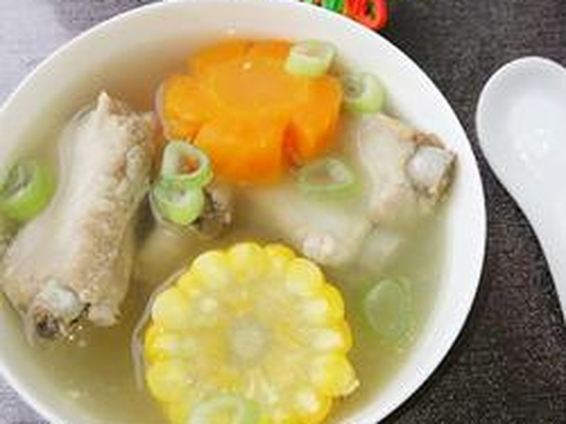胡萝卜玉米排骨汤