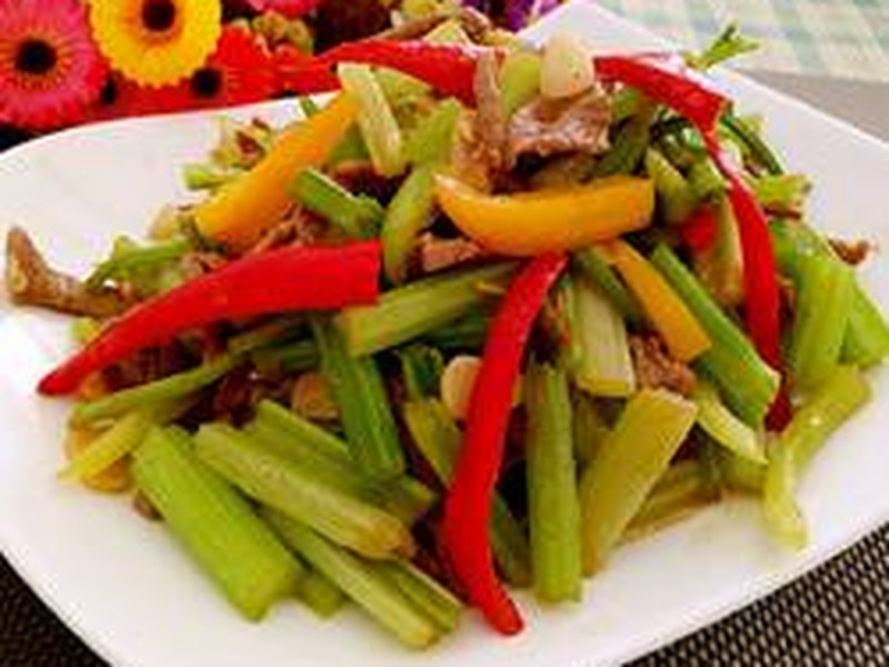 彩椒芹菜炒肉丝