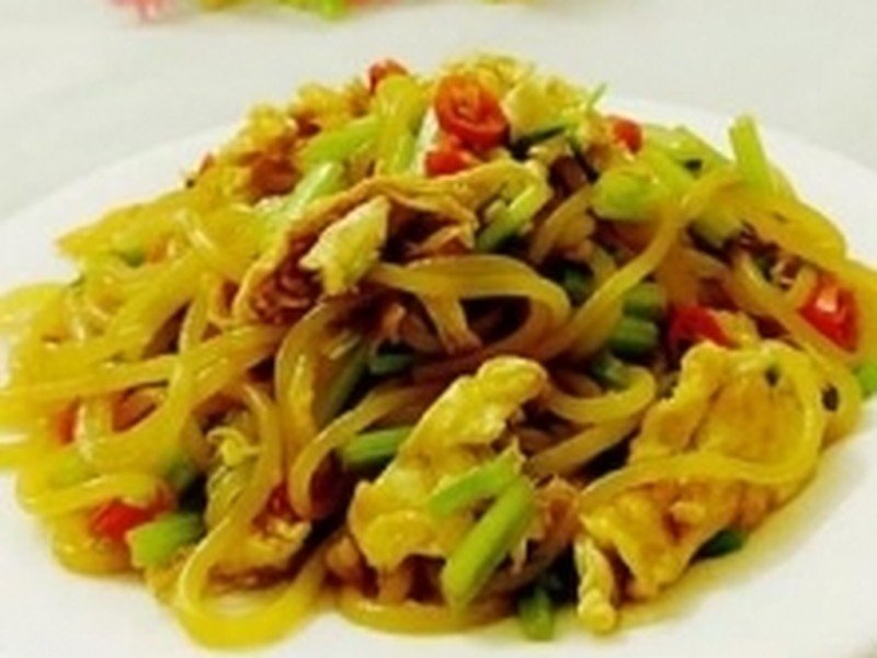 芹菜鸡蛋炒粉