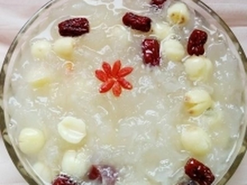 银耳莲子羹