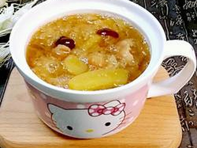 銀耳蘋果紅棗桂圓羮